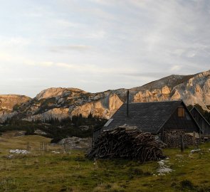 Ranní pohled na horu Brandstein od salaší Pfaffing Alm