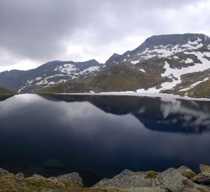 Jezero Weissen See ve Schladmingských Taurách