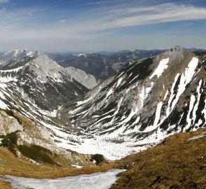 Pohled do údolí Klein Bodenalm, v pozadí hora Göller