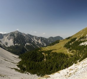 Horské údolí mezi hlavním hřebenem Karawanken a horou Geisberg