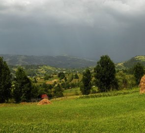 Podhorská krajina při přicházející bouřce