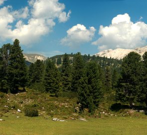 Pohled na hory Monte Sella de Senes 2 787 m n. m. a Seekofel 2 810 m n. m.