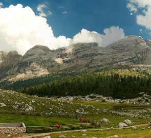 Horské údolí u chaty Lavarela Hütte v Národním parku Fanes-Senes-Braies