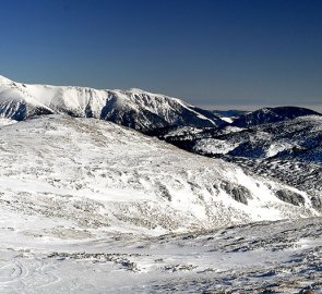 Východní část pohoří Raxalpe, v pozadí Schneeberg