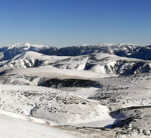 Východní část pohoří Schnealpe, pohoří Rax Alpe a Schneeberg z vrcholu Windberg 1 903 m n .m.