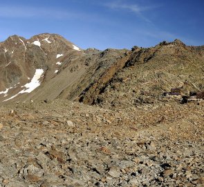 Sedlo Niederjoch s chatou Similaun Hütte, v pozadí hora Fineil Spitze