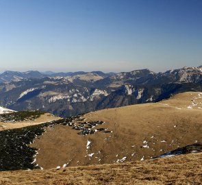 Pohled na sousední pohoří - Schneealpe, Raxalpe a Schneeberg