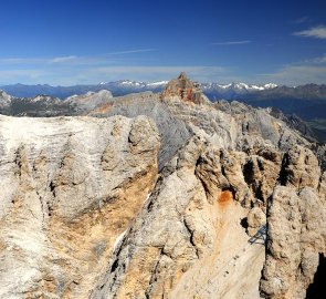 Pohled na ferratu Ivano Dibona, vlevo Cristallino d Ampezzo