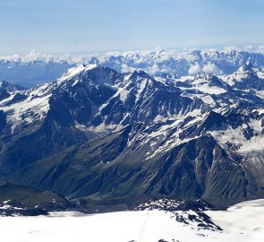 Pohled na Kavkaz během sestupu z Elbrusu