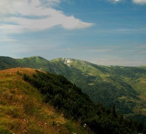 Pohled na hlavní hřeben Malé Fatry, v pravé části Veľký  Kriváň 1 709 m n. m.