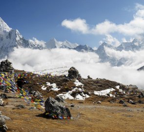 Vysokohorské sedlo Thokla Pass 4 830 m n. m., v pozadí hora Ama Dablam