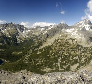 Pohled z horského hřebene kousek nad Ostrvou na Popradské Pleso a Rysy