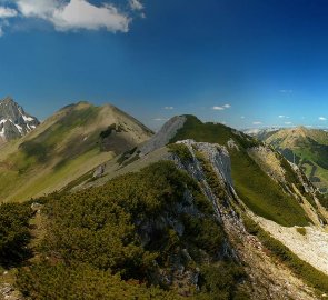 Fahnenköpfl 1648 m n. m. a hlavní hřeben Eisenerzer Alpen