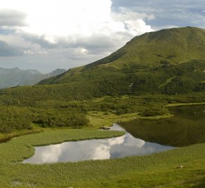 Pohled na jezero Goldbach See z horského hřebenu Rottenmannských Taur