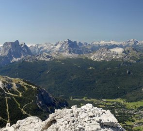 Cortina d Ampezzo from the top of Cime di Mezzo, from the right Tofany, Marmolada, Civeta, Monte Pelmo and Sorapiss