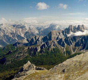 Pohled z vrcholu hory Averau na Dolomity