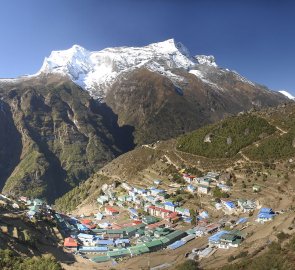 Šerpská vesnice Namche Bazar a hřeben Kongde Ri