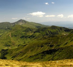 Hlavní hřeben pohoří Rodna, v pozadí hora Vf. Ineu