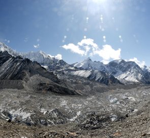 Pohled na ledovec Khumbu a horu Nupce