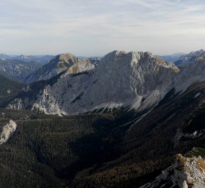 Pohled z vrcholu hory Brandstein na Ebenstein a pohoří Hochschwab