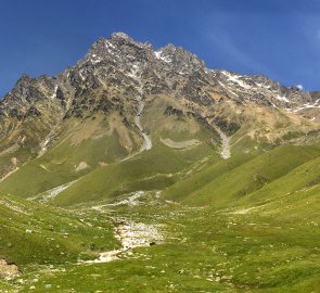 Horní partie doliny Irik a hora Irikchat 4045 m n. m.