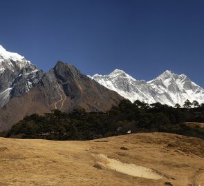 Himaláje - z prava Ama Damblam, Lhotse, Mt. Everest a Tabuche