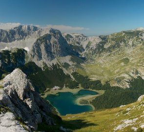 Jezero Trnovačko a pohoří Volujak