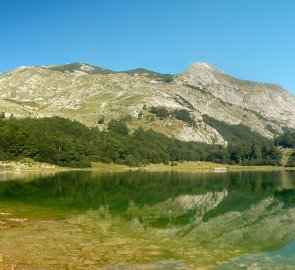 Jezero Trnovačko a hřeben pohoří Volujak