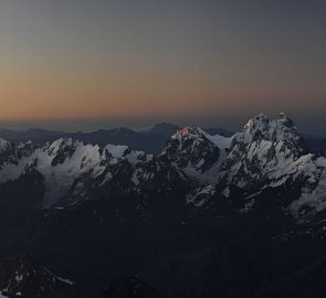 Svítání na Kavkaze během výstupu na Elbrus