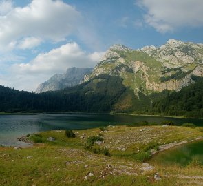 Jezero Trnovačko a hřeben pohoří Maglić