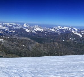 Sestup z Gran Paradisa po ledovci směrem k chatě Vittorio Emanuele II.