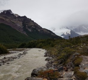 Kolem řeky Rio Fitz Roy v Národním parku Los Glaciares