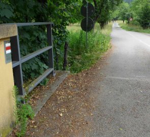 Před autokempem odbočíte a jdete stále po červené