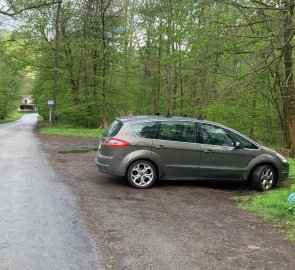 Parking by the road behind the village of Nedvědice