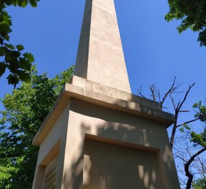 Obelisk u vyhlídky Ledové sluje v Národním Parku Podyjí