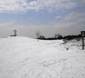 Výklenková kaplička u parkoviště v obci Havraníky