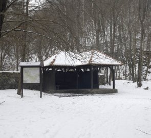 Turistický přístřešek na rozcestí Pod Šobesem v NP Podyjí