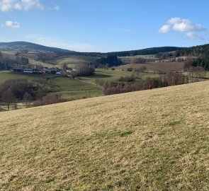 The road to the village of Javorek, Buchtův hill in the background