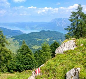 Pohled na jezeero Attersee.