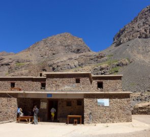 Chata Refuge du Toubkal - pohled na vchod do chaty