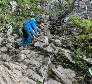 Lehce exponované místo na trase - ocelové lano a žebřík