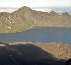 Při sestupu z vrcholu Gunung Rinjani