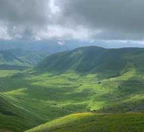 Pohled z výstupu do sedla do údolí k vesnici Roshka