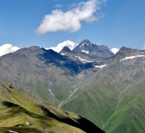 Fantastický výhled ze sedla Čauchi, vlevo vykukuje hora Kazbek