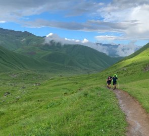 The trail from Roshka to the mountains