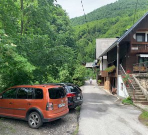 Malé parkoviště na konci vesnice Srenja vas v Bohinju