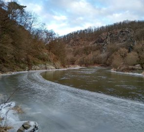 Řeka Sázava, na protějším břehu sklaní útvar Píkovická jehla