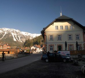 Parkoviště u hospody v obci Altenberg an der Rax