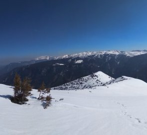 Pohled na Schneeberg a Raxalpe během výstupu na Amaißbichl