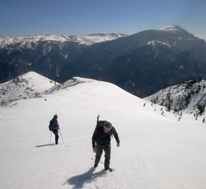 Stoupání na náhorní plošinu, v pozadí Schneeberg a Raxalpe